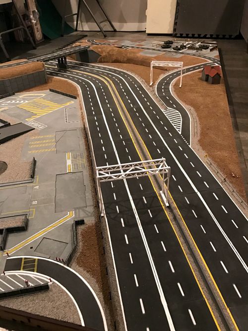 a model highway is shown in the middle of a construction area with traffic lights on each side