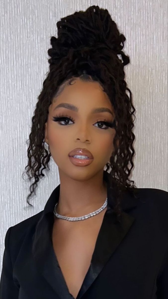 Chloe And Halle Bailey Hairstyles, Chloe Bailey Makeup, Chloe Bailey Loc Styles, Chole Bailey Loc Styles, Chloe X Halle Locs, Chloe And Halle Locs Style, Chloe Bailey Hair, Chloe Bailey Hairstyles, Chunky Locs