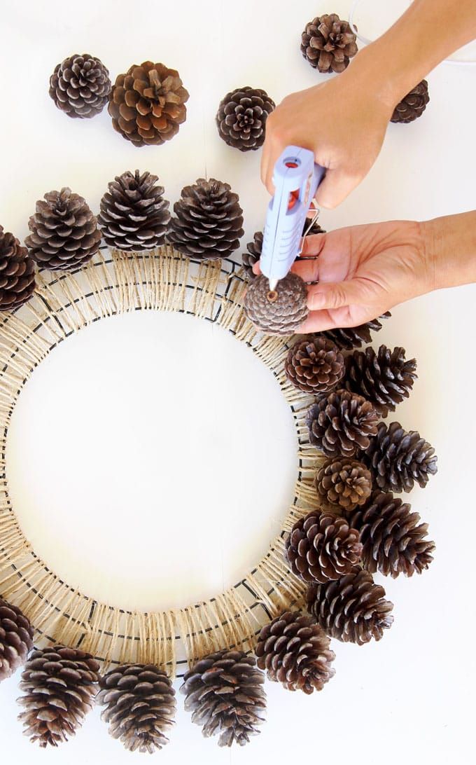 Beautiful Fast & Easy DIY Pinecone Wreath ( Improved Version!) - A Piece Of Rainbow Diy Pinecone Wreath, Diy Holiday Decorating, Dekoratívne Vence, Christmas Decorations Centerpiece, Pine Cone Art, Pinecone Crafts, Diy Pinecone, Cone Crafts, Pine Cone Decorations