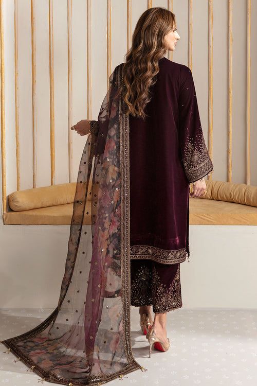 Brand: JazminProduct Code: VF-2012Collection: Jazmin Unstitched Autumn Winter Velvet CollectionFabric: Velvet DESCRIPTION: Elevate your formal wardrobe with the Embroidered Velvet Formal VF-2012. Crafted with pure velvet featuring intricate embroidery on the front and side panels, sleeves and trouser, and a digital printed organza dupatta, this outfit exudes elegance and sophistication. Perfect for any formal occasion, you'll make a lasting impression with its luxurious velvet finish and delicate embroidery details. DESIGN DETAILS Embroidered Pure Velvet Front & Side Panels Embroidered Pure Velvet Sleeves & Trouser Embroidered Pure Velvet Dupatta Border Embroidered Pure Velvet Front & Back Border Embroidered Pure Velvet Sleeves Border Digital Printed Embroidered Organza Dupatta DISCLAIMER: Valvet Suits, Velvet Dress Pattern, Eastern Clothes, Pakistani Party Dresses, Panjabi Suit, Punjabi Salwar Kameez, Casual Bridal Dress, Velvet Suit Design, Zainab Chottani