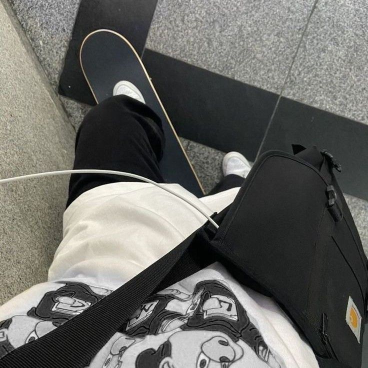 Bump Pictures, Skateboard Aesthetic, Boys Of Tommen, Aesthetic Boy, Fire Fits, Instagram Feed Ideas, Louis Vuitton Bag Neverfull, Black Aesthetic, My Vibe