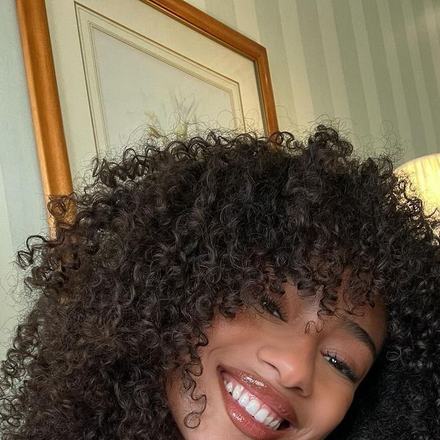 Black Women With Long Curly Hair, Short Curly Haircuts For Black Women, Curly Afro Black Women, Dark Skin Curly Hair, Curly Cuts Black Women, Black Beauty Aesthetic, Black Girls With Curly Hair, Black Woman Curly Hair, Smiling Black Woman