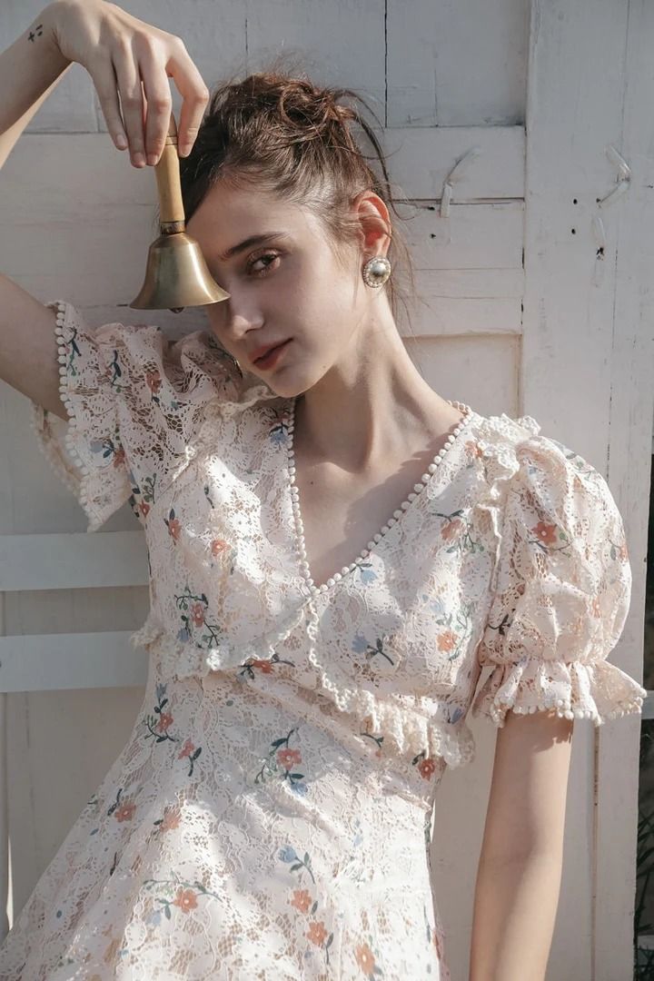 Robe Dianna Feminine Floral Print Evening Top, Feminine Floral Print Top For Evening, Trendy Short Sleeve Blouse, Feminine Tops For Brunch, Feminine Summer Evening Tops, Feminine Beige Blouse For Summer, Chic Summer Blouse For Brunch, Elegant Short Sleeve Blouse For Brunch, Elegant Short Sleeve Spring Blouse