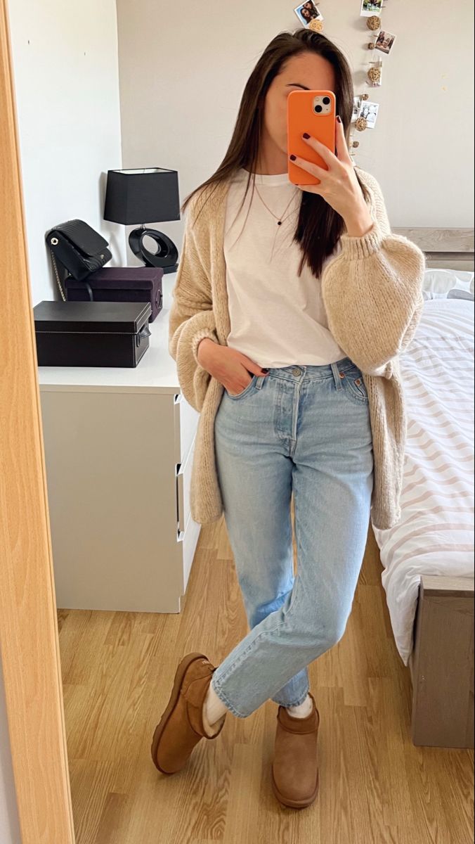 Light Mom Jeans Outfit Winter, Mom Jeans And Uggs Outfit, Causal Outfit Ideas For Women, Ankle Uggs Outfit, Warm Fall Day Outfit Casual, Mom Jeans Winter Outfits, Rbt Outfits, Edgy Feminine Style, Sweater And Leggings Outfit