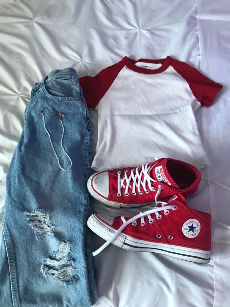 Vintage Summer Outfits Aesthetic, Simple Downtown Girl Outfits, Style Red Converse, Heartstopper Inspired Outfits, School Inspired Outfits, Downtown Girl Aesthetic Outfits Summer, Summer Fits Vintage, Summer 80s Outfits, Summer Downtown Outfits