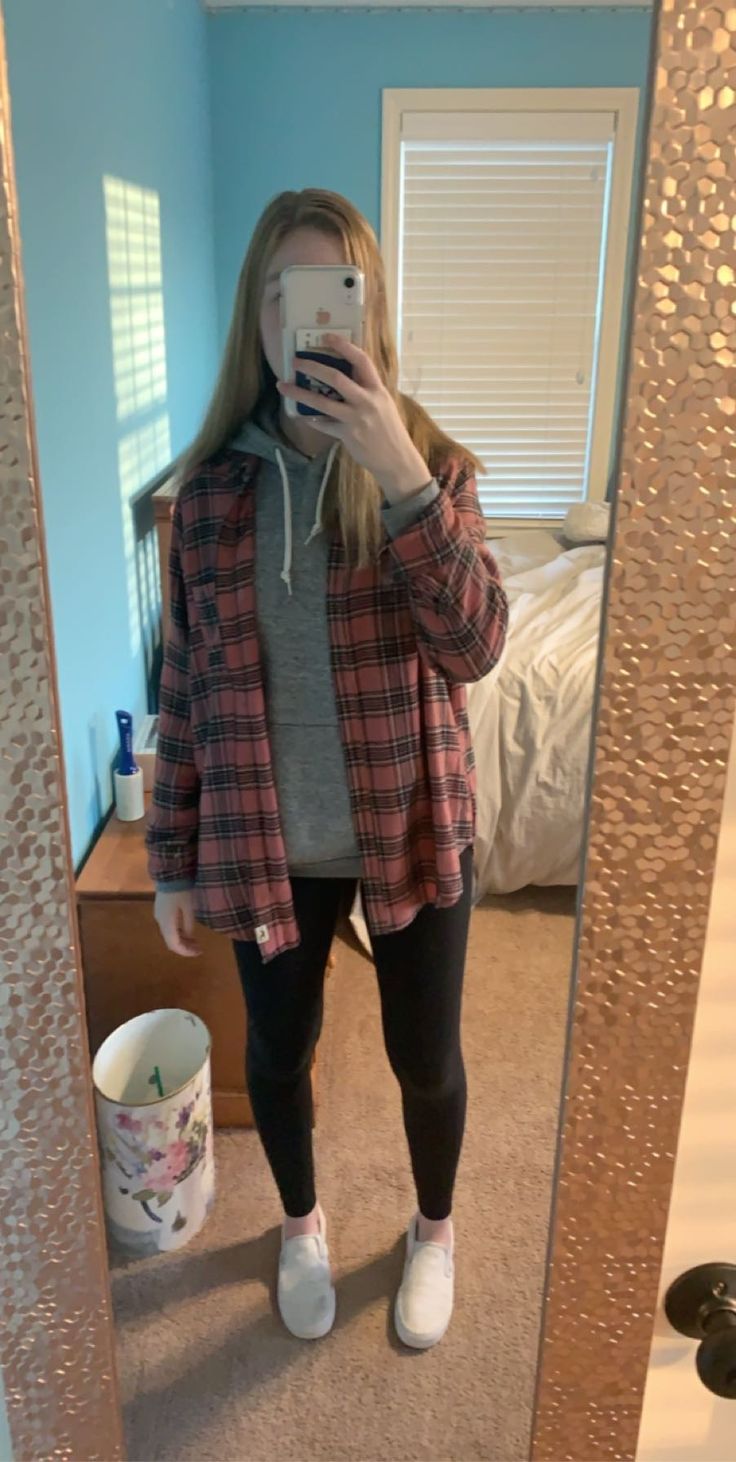 Outfits With Flannels And Leggings, Hoodies And Flannel Outfits, Flannel And Sweatshirt Outfit, Light Gray Flannel Outfit, Cute Outfits School Appropriate, Cute Fits With Flannel, School Outfits Flannel, Hoodie And Flannel Outfits, Outfit With Flannel