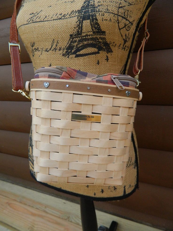 "Longaberger Basket Purse - Vintage. Leather trim and strap. Measures 8\" x 7\" x 5\". Inner lining comes out for cleaning.  Also has an inside plastic liner.  Great vintage bag Signed and dated on the bottom. Inv. No. H" Basket Purse, Wool Tapestry, Easter Table, Vintage Bags, Clutch Handbag, Fashion Handbags, Leather Trims, Evening Bags, Etsy Vintage