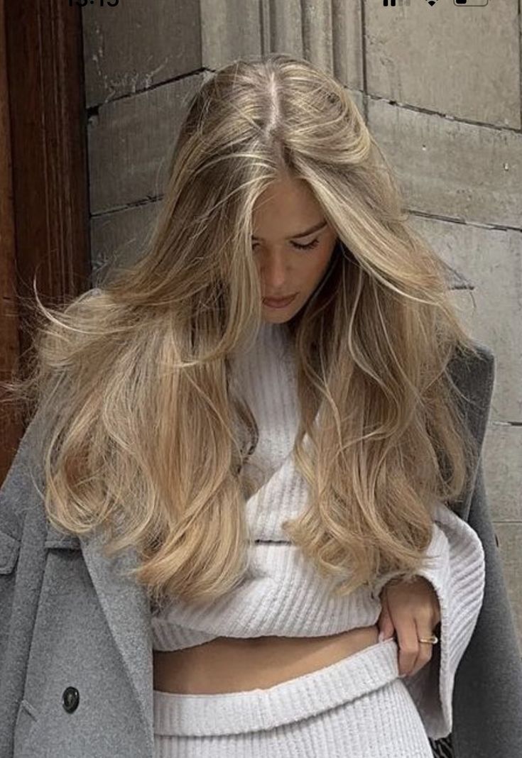 Sandy Blonde Hair, Rambut Brunette, Bombshell Hair, Dirty Blonde Hair, Honey Blonde Hair, Dark Blonde Hair, Blonde Hair Inspiration, Blonde Hair Looks, Long Blonde