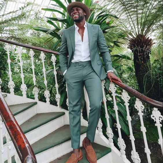 a cool beach wedding guest look with a grene pantsuit, a white shirt, amber loafers and a hat Summer Wedding Men, Mens Wedding Guest Outfit, Men Wedding Attire Guest, Wedding Guest Outfit Men, Beach Wedding Guest Attire, Wedding Guest Men, Formal Wedding Guest Attire, Cocktail Wedding Attire, Summer Wedding Suits