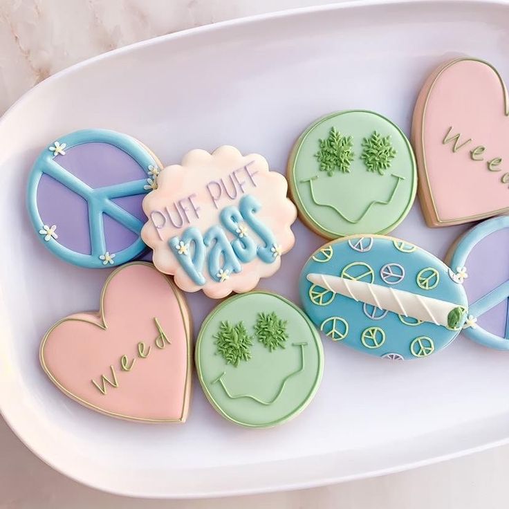 Friendship Cookies, Backwoods Cake Ideas, Plant Themed Cookies, Hippie Cookies, Wedding Ideas For Stoners, Backwood Birthday Cake Ideas, Birthday Cake For Stoners, Edible Arrangements, Puff And Pass