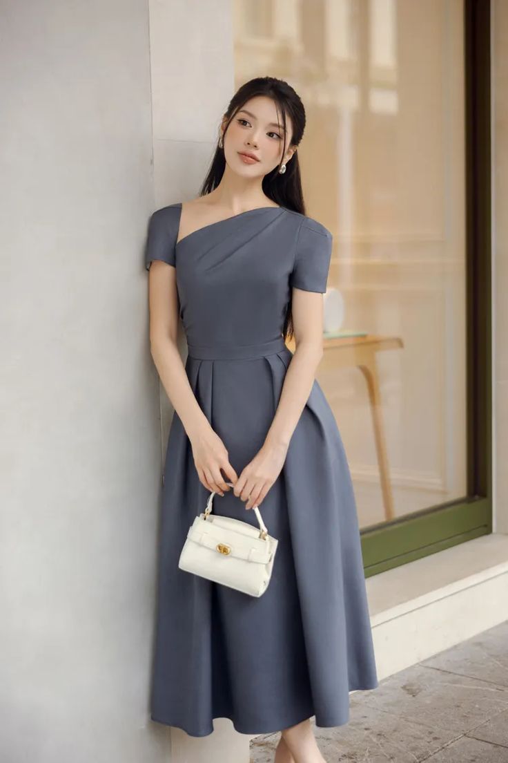 Model Dress Satin, Korean Dress Elegant, Plain Midi Dress, Chinese Fancy Dress, Crepe Midi Dress, Gowns Dresses Elegant, Structured Dress, Mean Blvd, Fashion Top Outfits