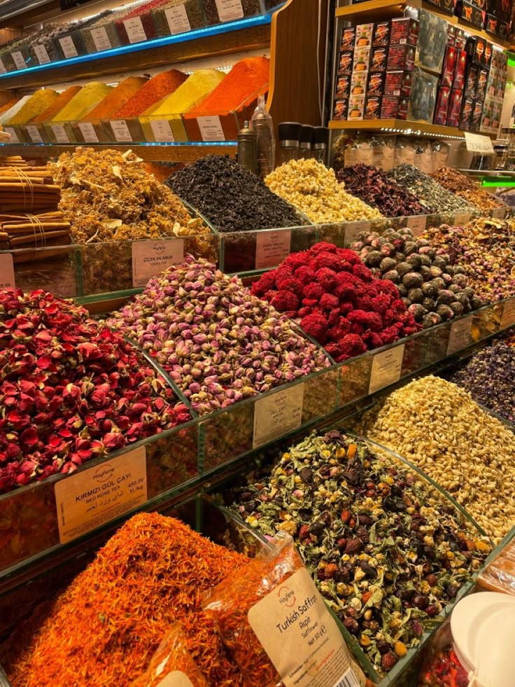 many different types of spices on display in a store