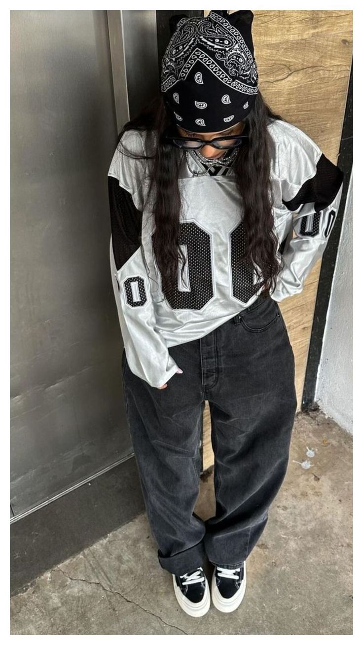 Tomboy Outfits Aesthetic, Girly Tomboy Outfits, Host Outfit, Tomboy Streetwear, Longchamp Bag Outfit, Elena Gilbert Outfits, Outfit First Day Of School, Girly Tomboy, Style Androgyne