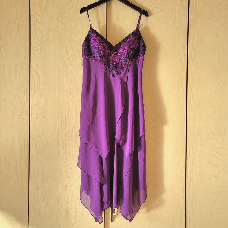 Purple Dress With Lace Padded Bust, Light Flowy Tiered Skirt, And Adjustable Spaghetti Straps. Hidden Side Zip Closure. New With Tags. Bust: 14.5" Flat Waist: 13.5" Flat Length: 34-37" From Top Of Bust (Midi, A Little Below The Knee For Me As 5' 6") There's A White Spot On The Bottom On The Right Side As Seen In Last Photo. Seemed To Be Rubbing Off A Little, So It's Likely Washable. I Also Didn't Find A Fabric Care Tag On It. Otherwise In Perfect Condition. Early 2000 Fashion, Chiffon Halter Dress, White Dress Winter, Sue Wong Dresses, Tropical Girl, White Bridal Dresses, Gold And Black Dress, Art Deco Dress, Sue Wong