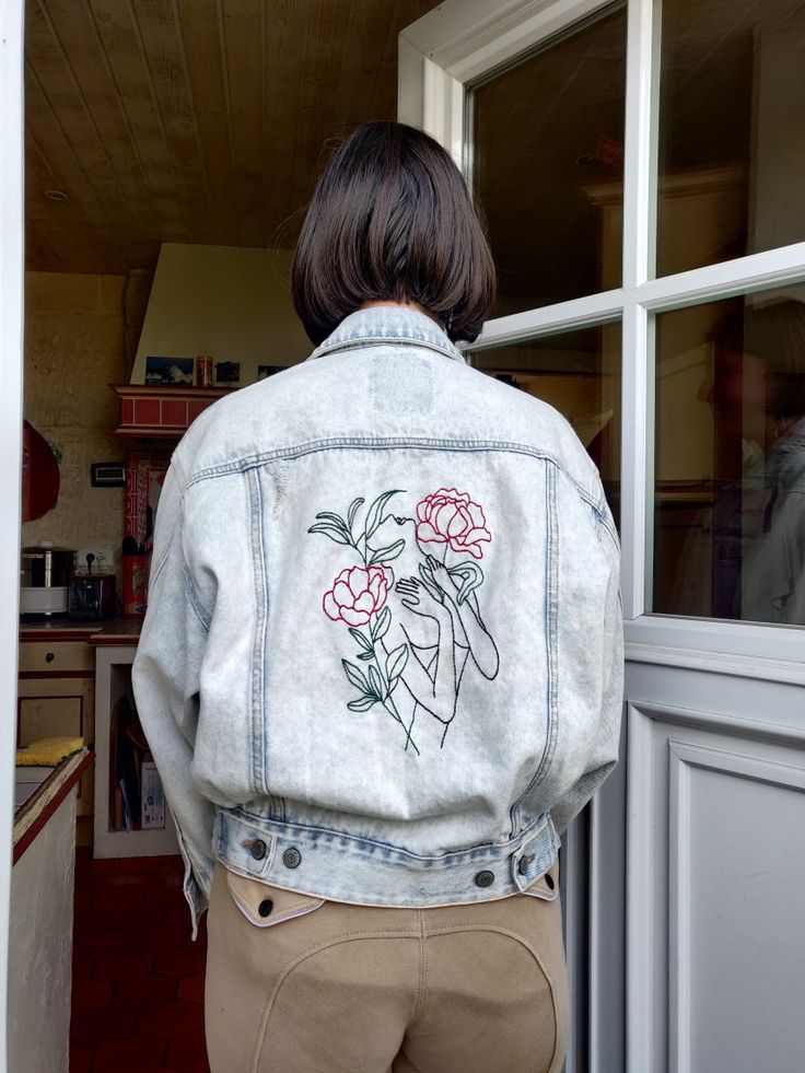 Embroidery Jean Jacket flowers woman Embroided Jeans Jacket, Embroidered Jeans Jackets For Women, Denim Jacket Embroidery Ideas Simple, Embroidery Designs Jean Jacket, Jeans Jacket Embroidery Ideas, Embroider Denim Jacket, Embroidery On Jeans Jackets, Embroidery On Jean Jackets, Embroidery Jackets For Women