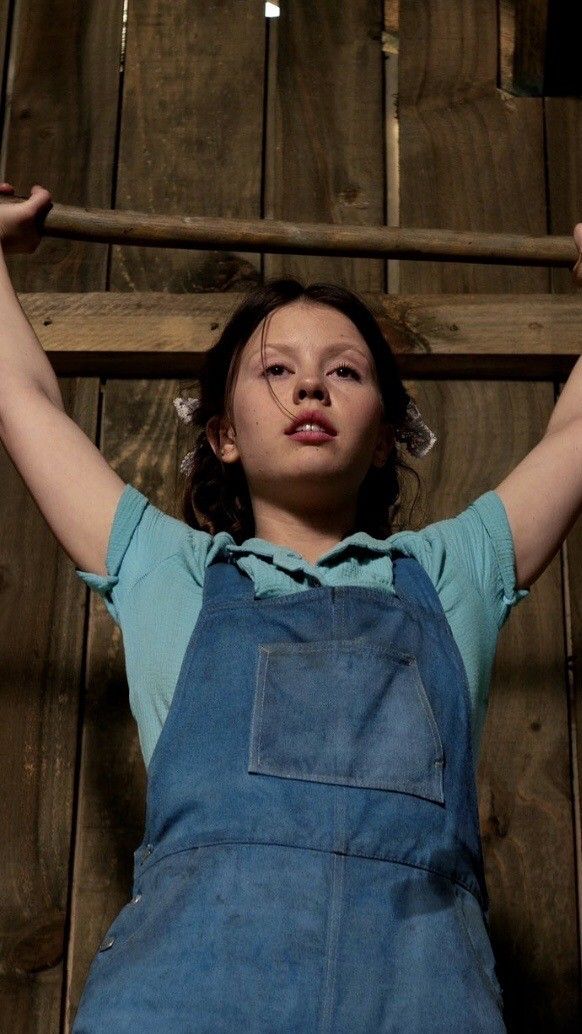 Pearl 2022, Mia Goth, A Woman, Overalls