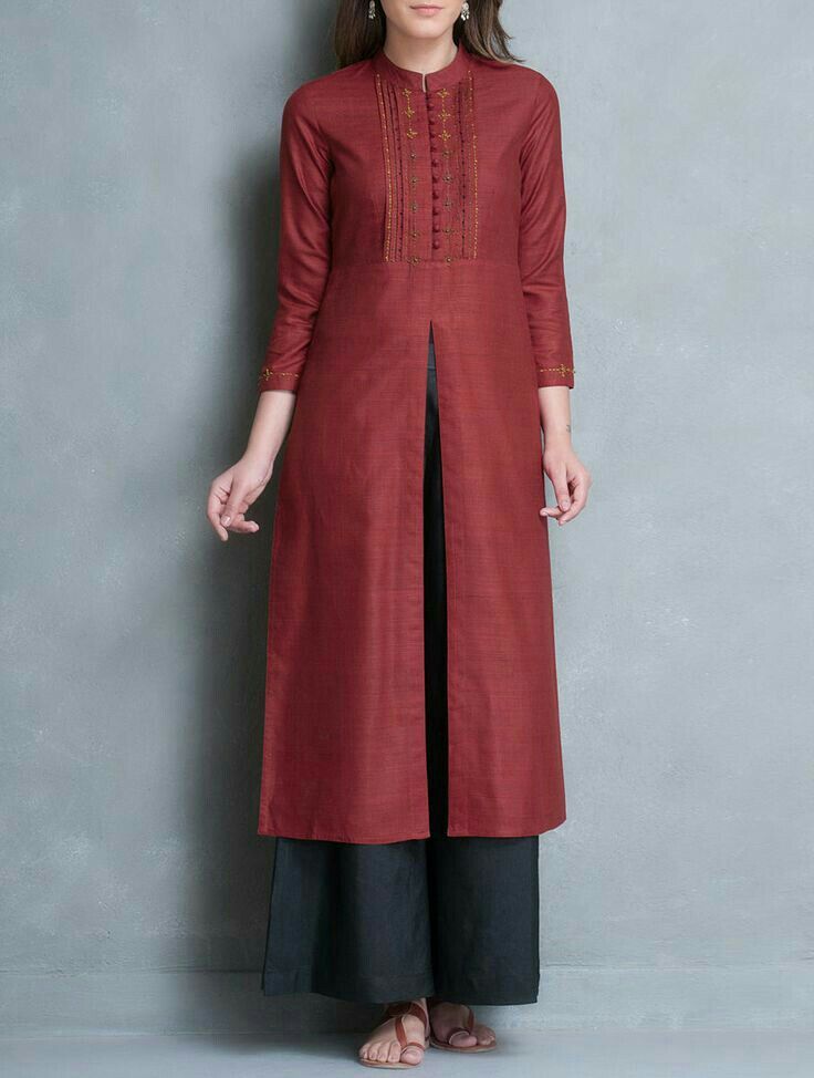 Like the color, not sure about the split up the middle Matka Silk Kurti, Mandarin Collar Kurta For Women, Collar Kurta Designs Women, Collared Kurti, Trendy Neck Designs, Collar Kurti Design, Collar Kurta, Boho Styl, Kurta Neck Design