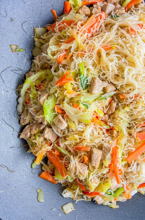 Udon noodles with pork, carrots, cabbage, bean sprouts, green onions and eggs. Phillipino Food, Filipino Pancit, Pancit Recipe, Easy Filipino Recipes, Philippines Recipes, Philippines Food, Asiago, Idee Pasto Sano, Noodle Dishes