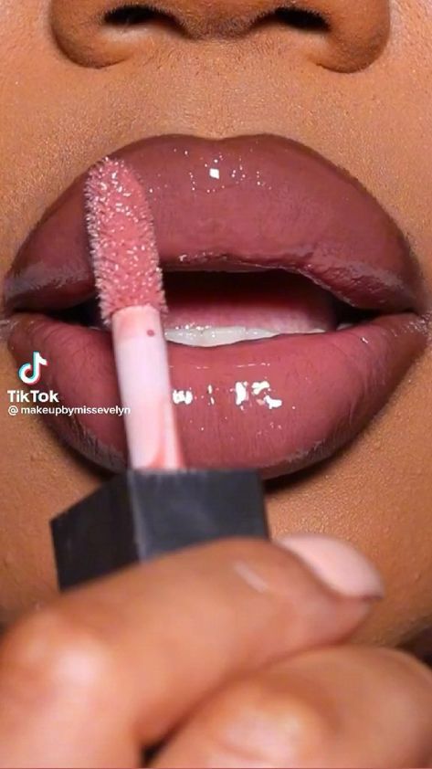 Lip Gloss Fenty, Lip Combos For Black Women, Lip Gloss Brown, Fenty Lip Gloss, Lip Gloss Tutorial, Glossy Lips Makeup, Maquillage On Fleek, Lip Combos, Fuller Lips