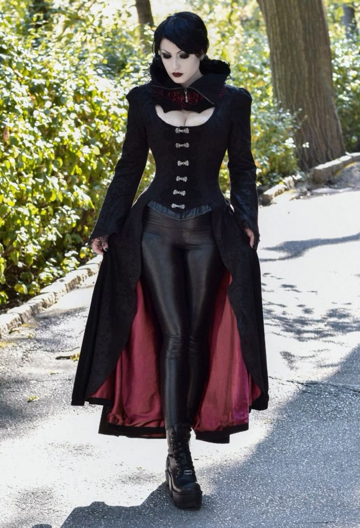 Ren Faire Costume Women, Dark Vampire, Goth Victorian, Vampire Clothes, Red Gothic, Queen Style, Gothic Looks, Vampire Queen, Gothic Models