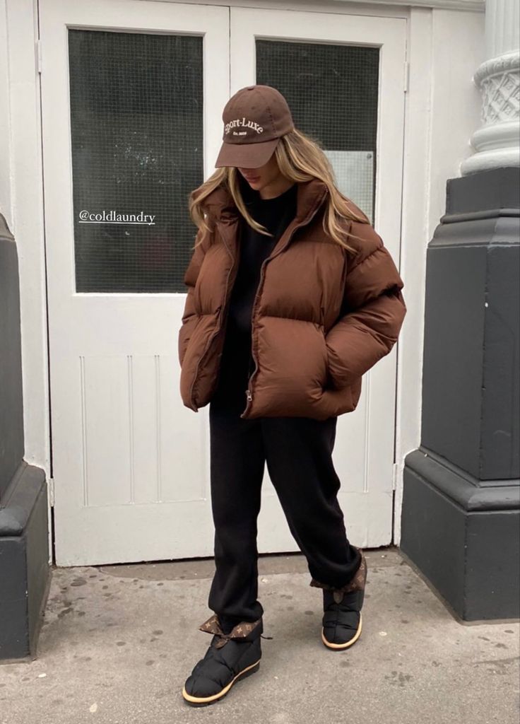 Oversized Puffer Jacket Outfit, Arcteryx Outfit, Winter Puffer Jacket Outfits, Brown Puffer Jacket Outfit, Brown Jacket Outfit, Brown Puffer Jacket, Puffer Jacket Outfit, Oversized Puffer Jacket, Cozy Oversized Sweaters