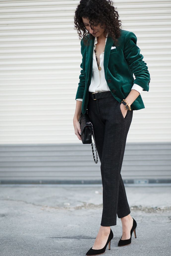 Christmas, holiday, or NYE party outfit idea. No need to freeze in a dress. This pant and blazer look is just as good. Dark Green Blazer Outfit, Velvet Blazer Outfit, Green Blazer Outfit, Green Jacket Outfit, Dark Green Blazer, Green Velvet Blazer, Preppy Winter Outfits, Outfits Preppy, Preppy Winter