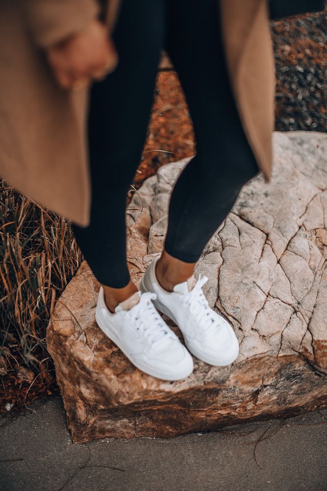 Fall Casual Shoes Trendy, Simple Tennis Shoes, White Pumas Shoes Outfit, White Sneaker Fashion, Womens Outfits With White Sneakers, Fall Shoes 2022 Sneakers, Fall White Sneakers Outfit, White Sneakers Outfit Europe, Tennis Shoes 2023 Trends