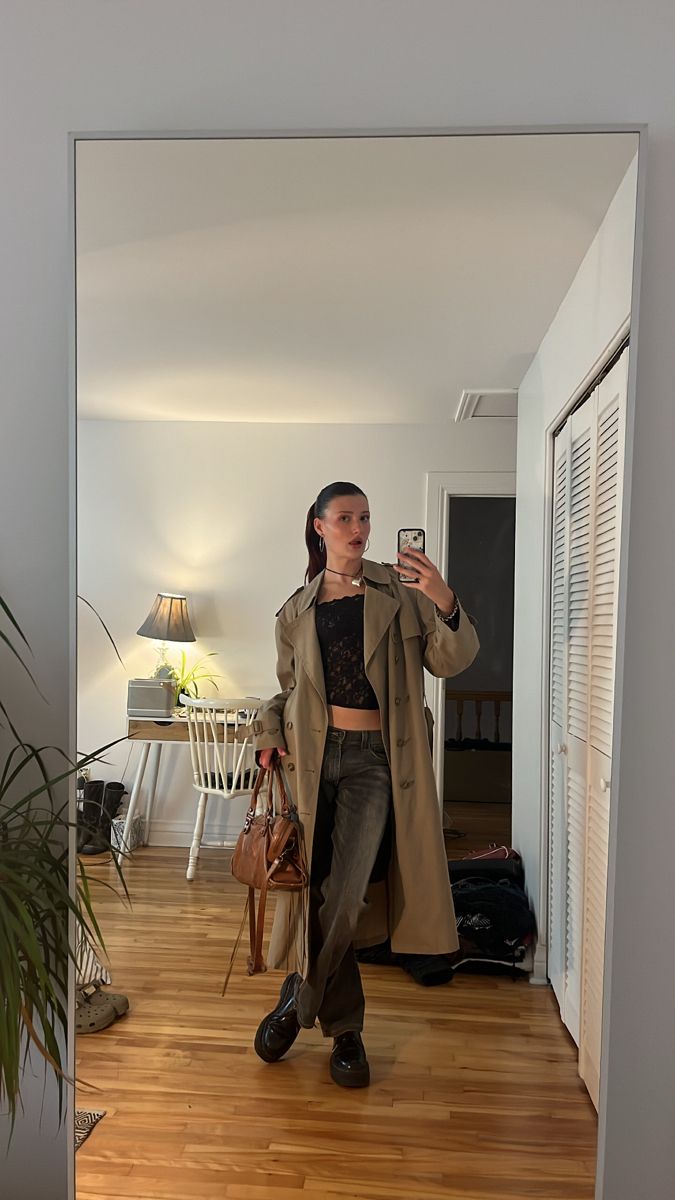 Styling Long Trench Coats, Y2k Trench Coat Outfit, Outfits With Brown Trench Coat, 90s Trench Coat Outfit, Trench Coat Outfits Aesthetic, Outfits With Tan Trench Coat, Trench Coat Fits Aesthetic, Spring Outfits Trench Coat, Mid Trench Coat Outfit