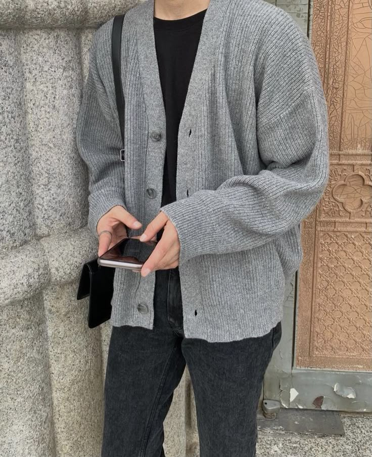 Gray Cardigan Outfit Men, Mens Cardigan Outfit, Cardigan Styling, Outfits With Grey Cardigan, Clean Outfit, Outfit Cardigan, Cardigan Outfit, Trip Outfits, Dressing Style