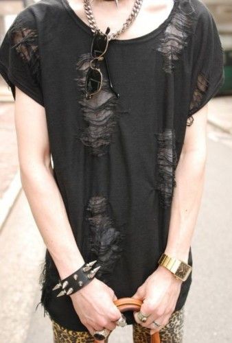 DIY Distressed Shirt | The Fashion Foot Diy Goth Clothes, Ripped Shirts, Diy Clothes Refashion, Ellie Saab, Diy Clothes Videos, Scene Outfits, Distressed Shirt, Shirt Diy