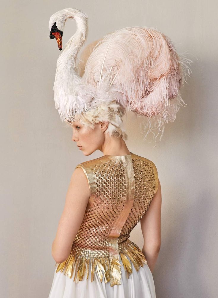 Stephen Jones Giles Deacon, Edie Campbell, Stephen Jones, Mardi Gras Costumes, Crazy Hats, Contemporary Photographers, Costume Institute, Instagram Foto, Kimonos