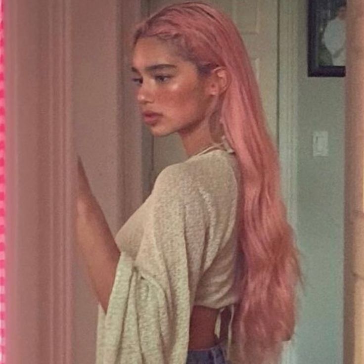 Pink Hair Tan Skin, Pink Hair Brown Skin, Pink Hair On Brown Skin, Dark Skin White Hair, Soft Pink Hair, Winx Roxy, Pale Pink Hair, Bubblegum Pink Hair, Baby Pink Hair