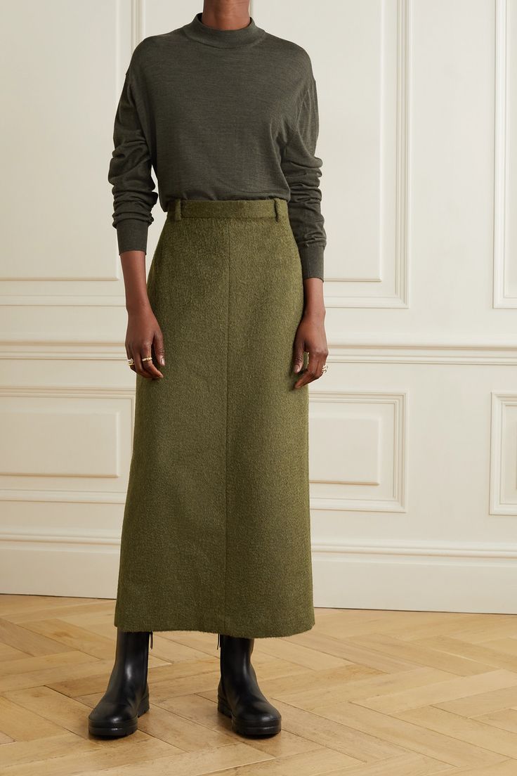 Wool Skirt Outfit, Midi Skirt Outfit Winter, Green Skirt Outfits, Long Wool Skirt, Green Midi Skirt, Classy Clothes, Midi Skirt Outfit, Winter Skirt Outfit, Nice Outfits