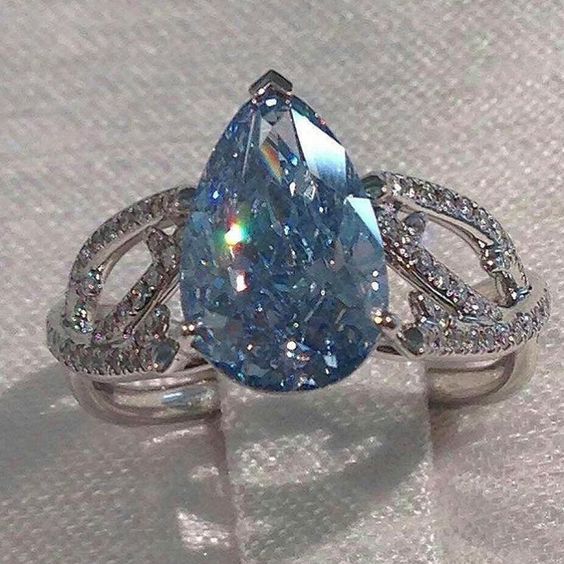 Expensive Diamond Rings, Blue Diamond Ring, Beautiful Diamond Rings, Antique Engagement Rings, Pretty Rings, Stunning Jewellery, Pretty Jewellery, Blue Diamond, All That Glitters