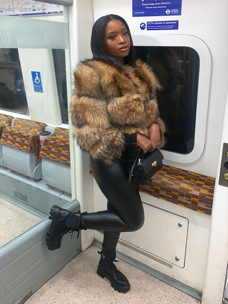 Fur Coat Outfit Baddie, Outfits With Fur Coats, Paris Trip Outfits, Winter Wonderland Outfit, Winter Outfits Black, Style Leather Pants, Baddie Winter Outfits, Faux Fur Coats Outfit, New York Winter Outfit