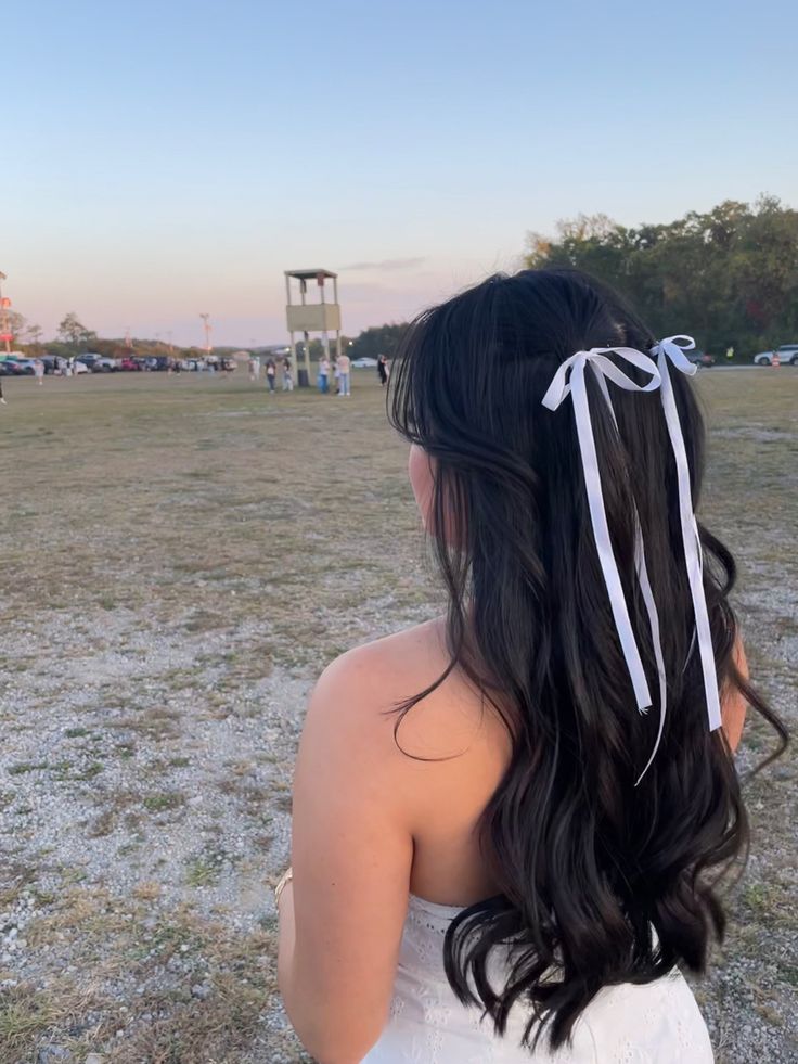 bows, hair, lana del rey, grunge, aesthetic, concert, coquette, curls, concert outfit Birthday Hairstyles With Bow, Cute Promotion Hairstyles, Hairstyle With Hair Bow, Purple Bow Hairstyle, Txt Concert Hairstyles, Hairstyle With Two Bows, Hairstyles For Skirt, Bow Clip Hairstyle Ideas, Two Bows In Hair