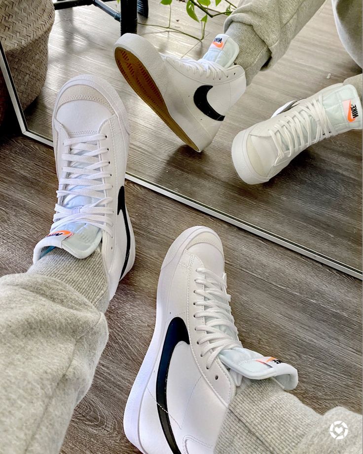 Nike blazer mid sneakers and sweatpants outfit #nike #sneakers Sweatpants Outfit Nike, Winter Chill Outfits, Blazer Sneakers, Nike Blazer Mid 77 Outfit, Nike Blazers Outfit, Blazer Mid 77 Vintage, Outfit Nike, Nike Blazers, Blazer Outfits Casual