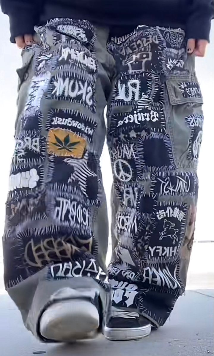 Baggy Patch Pants, Baggy Crust Pants, Punk Pants Diy, Alt Patches, Crust Pants Patch Ideas, Grindcore Aesthetic, Crust Punk Style, Crust Patches, Crust Shorts