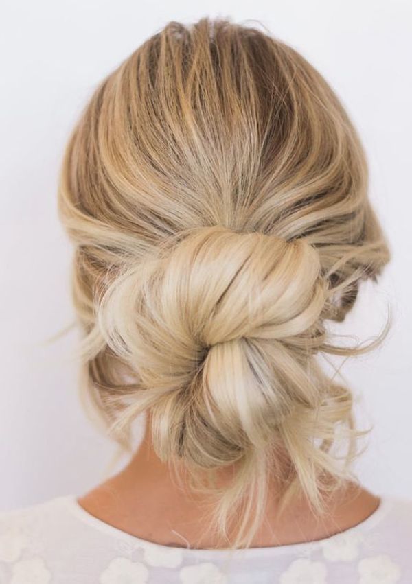 Wedding Hair Ideas That Are Perfect for a Destination Wedding Low Messy Bun Tutorial, Low Messy Bun, Braids Easy, Beige Blond, Messy Bun Tutorial, Bun Tutorial, Messy Bun Hairstyles, Low Bun, Penteado Cabelo Curto