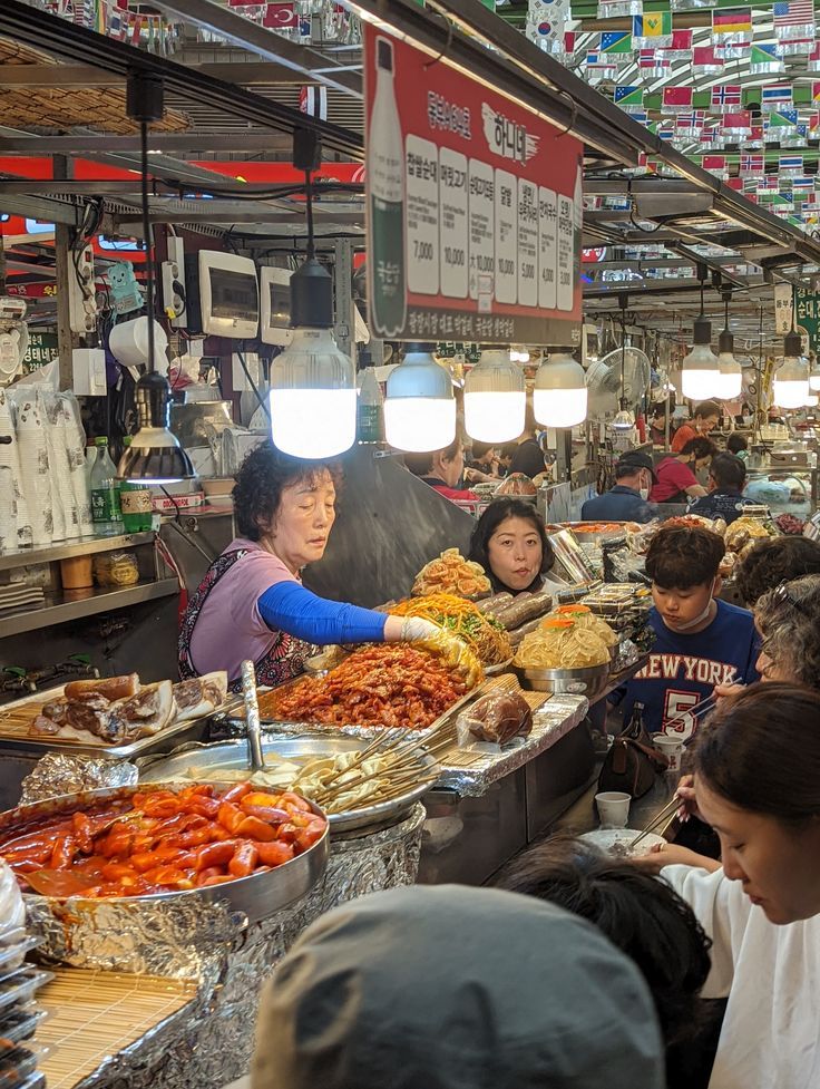 many people are shopping at the food market