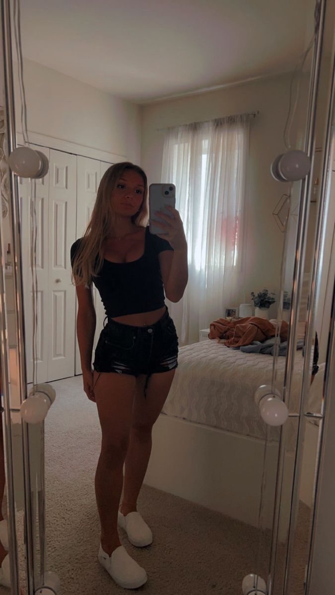 Black Top Shorts Outfit, Tshirt And Jean Shorts Outfit Summer, Summer Jeans Shorts Outfit, Short Shorts And Crop Top Outfits, Styling Black Shorts Summer Outfits, Demin Shorts Outfit Aesthetic, Cute Crop Top Outfits With Shorts, Crop Top And Jean Shorts Outfit, Cheeky Shorts Outfit