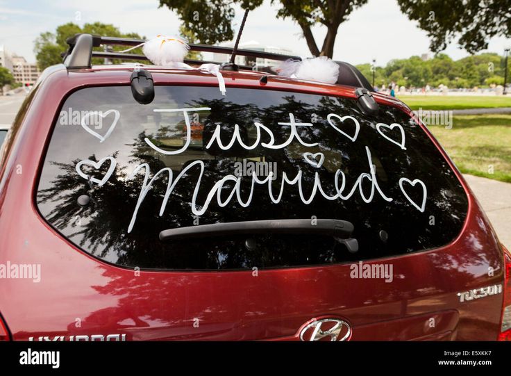 a car with the words just married written on it