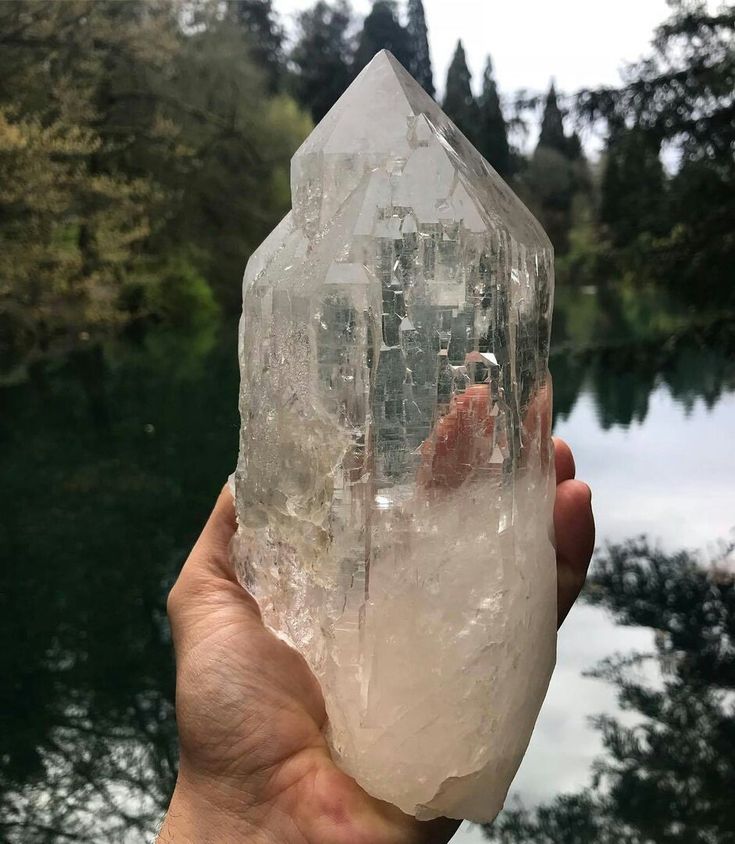 Magia Das Ervas, Crystal Vibes, Lemurian Crystal, Gothic Cathedral, Crystal Aesthetic, Jewelry Board, Spiritual Crystals, Pretty Rocks, Cool Rocks