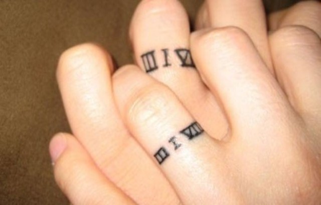 Wedding Ring Tattoo  Tatuajes de dedos de parejas Tatuajes a juego para  parejas Tatuajes de boda