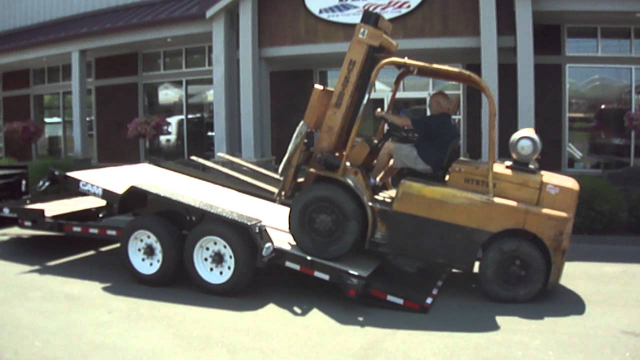 The Trailer Depot Loading A Fork Lift On A Cam Superline 8cam20 Split Tilt Youtube