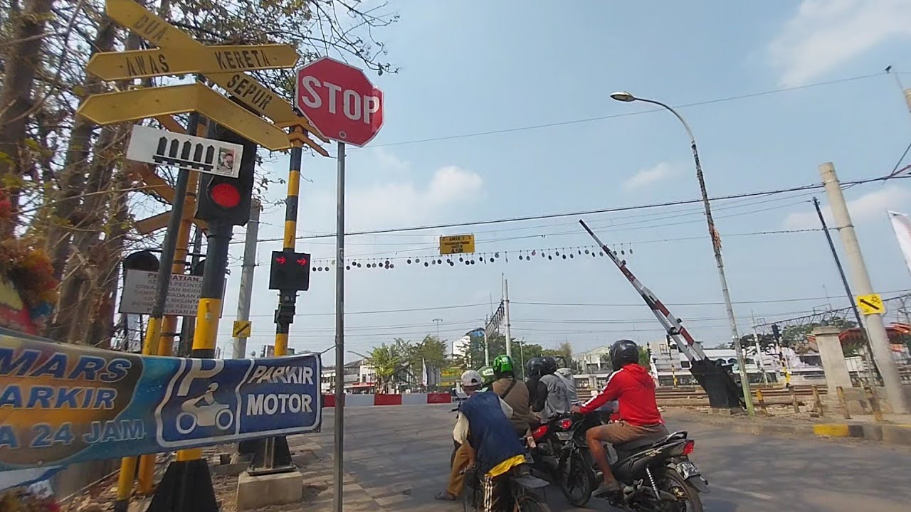 [Rambu-Rambu Lengkap] Perlintasan Kereta Api Stasiun Bekasi - YouTube