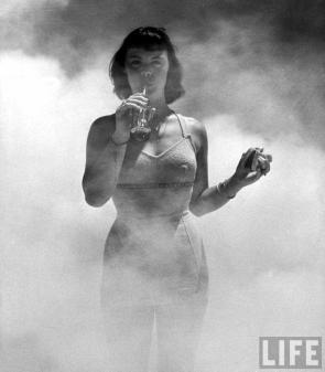 In the DDT cloud is an advertising photo of an insecticide in LIFE magazine.New York , 1948 .