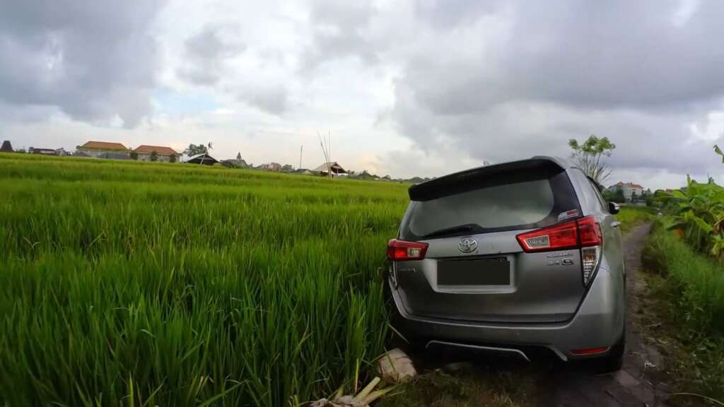 A Car got stuck in a Canggu shortcut - a small Indonesia road 