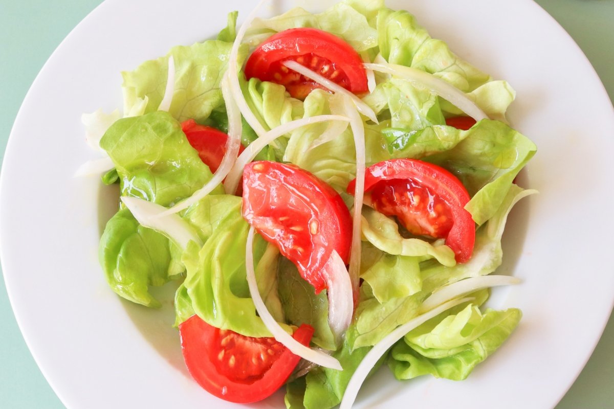 Ensalada de lechuga y tomate, cómo hacer la rica y clásica en 5 minutos