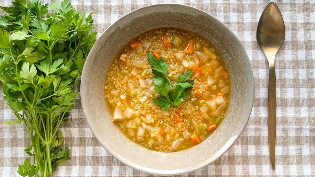 Sopa de quinoa decorada con perejil